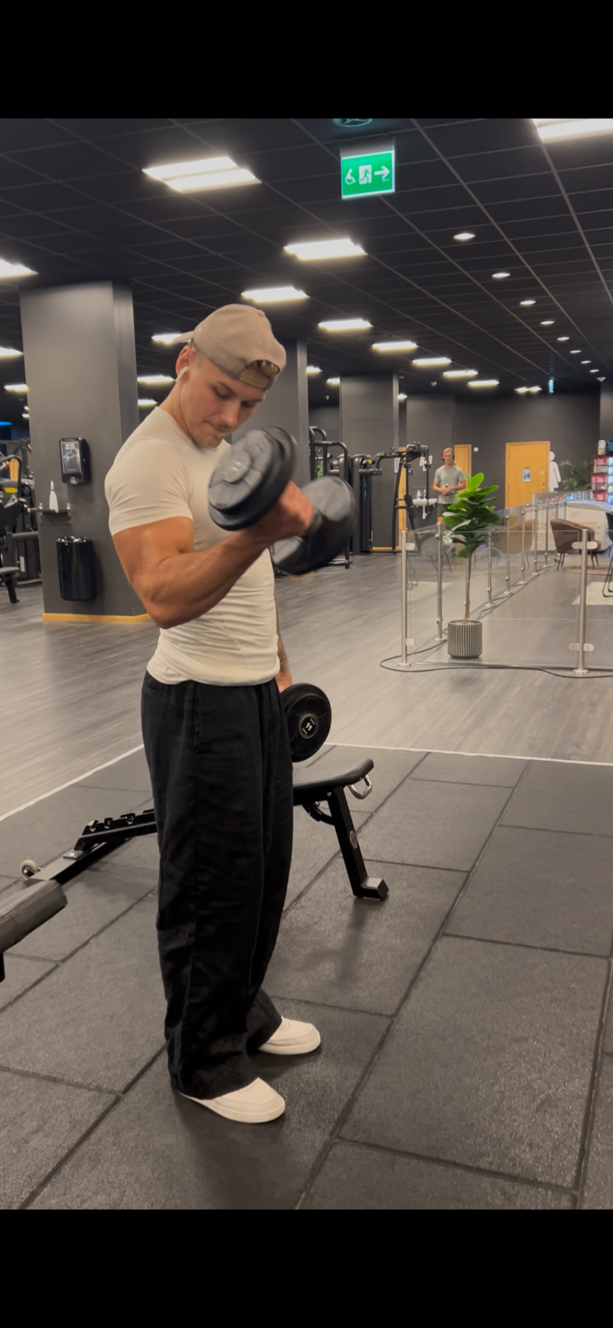 Nathanael Carlén training with dumbbells in the gym